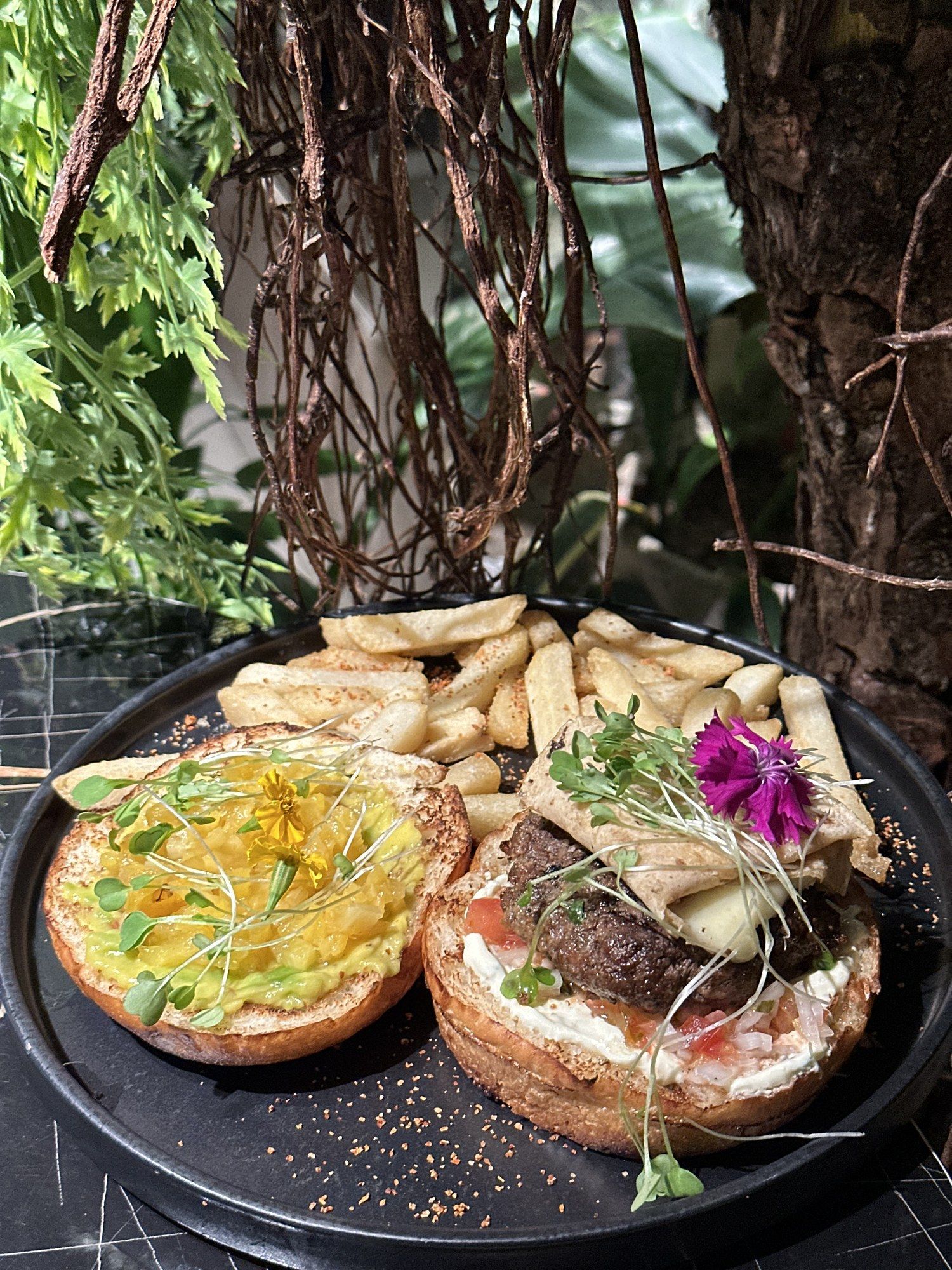 Hamburguesa Maguey, plato de Almonte Restobar