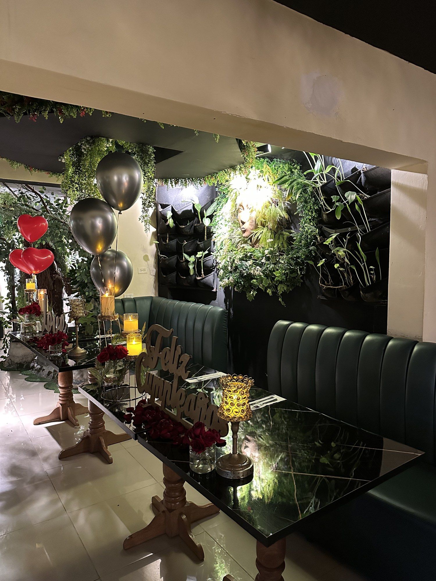 Mesa decorada con rosas rojas y velas