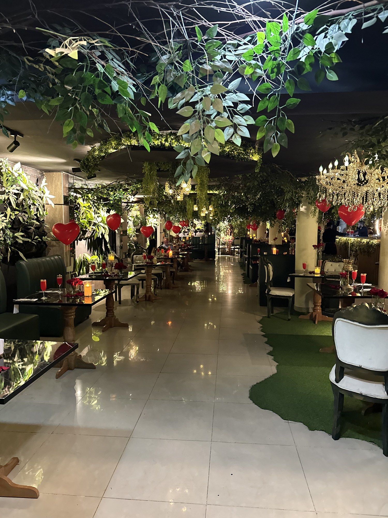 Salón de Almonte decorado con globos de corazón y velas