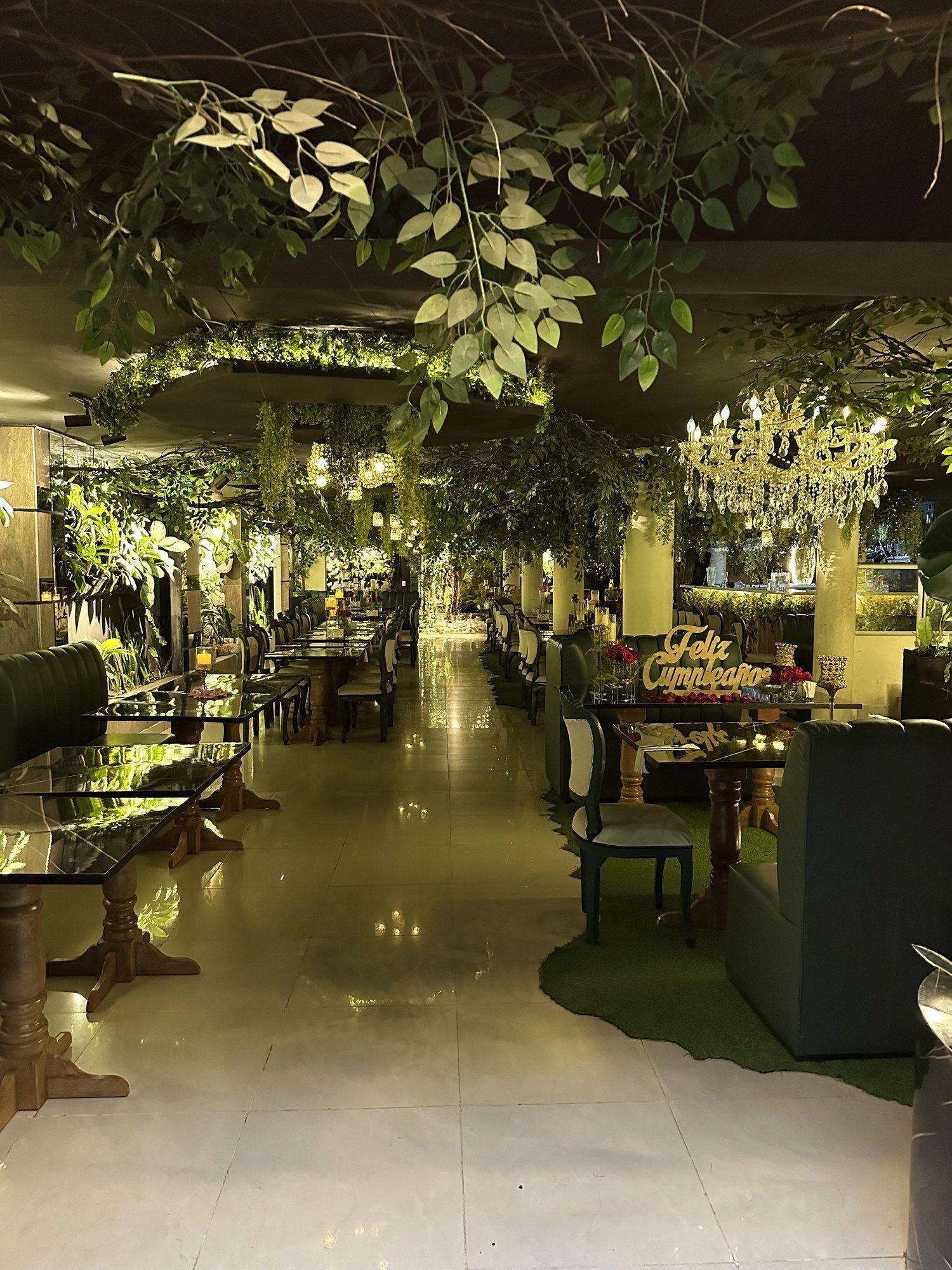 Pasillo del salón principal de Almonte Restobar