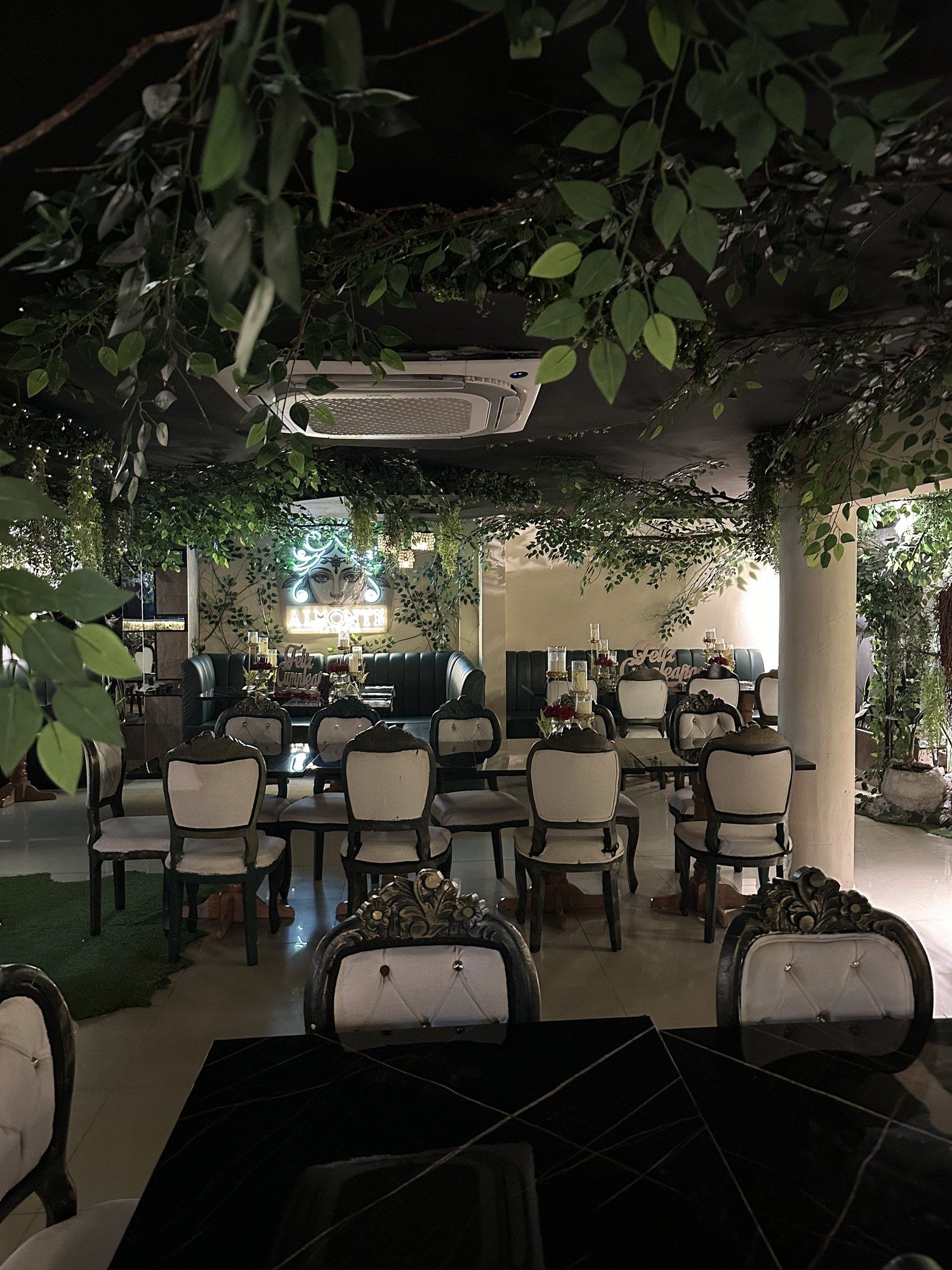 Vista general del salón con mesas listas para un grupo