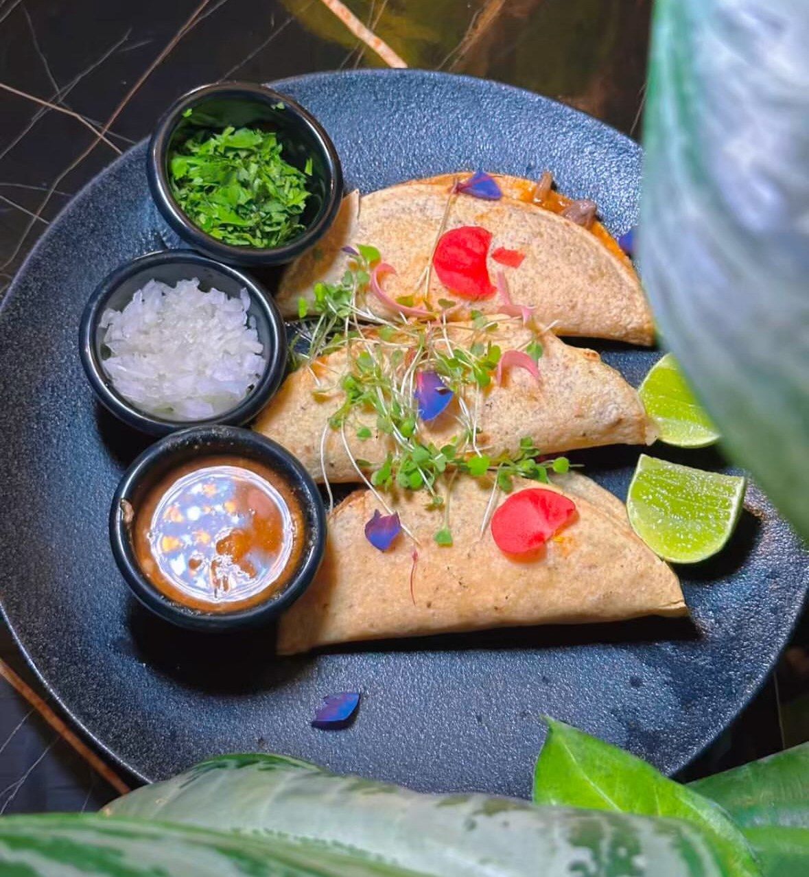 Tacos Birreños, entradas de Almonte Restobar
